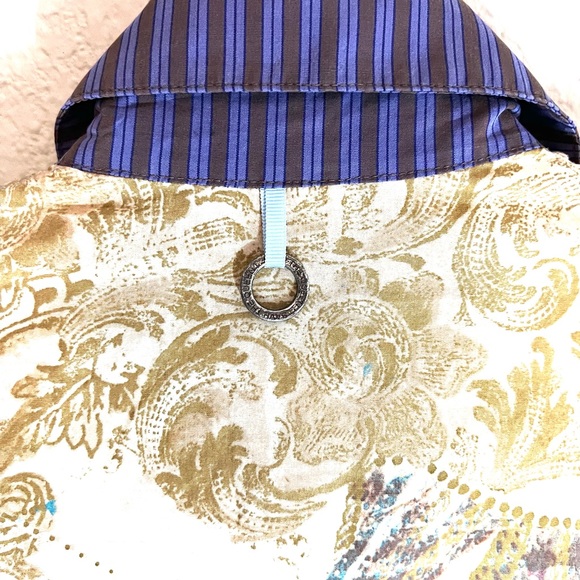 Save the Queen Top.  Snap Button Blouse.  Size Small Very chic and unique design - Picture 10 of 12